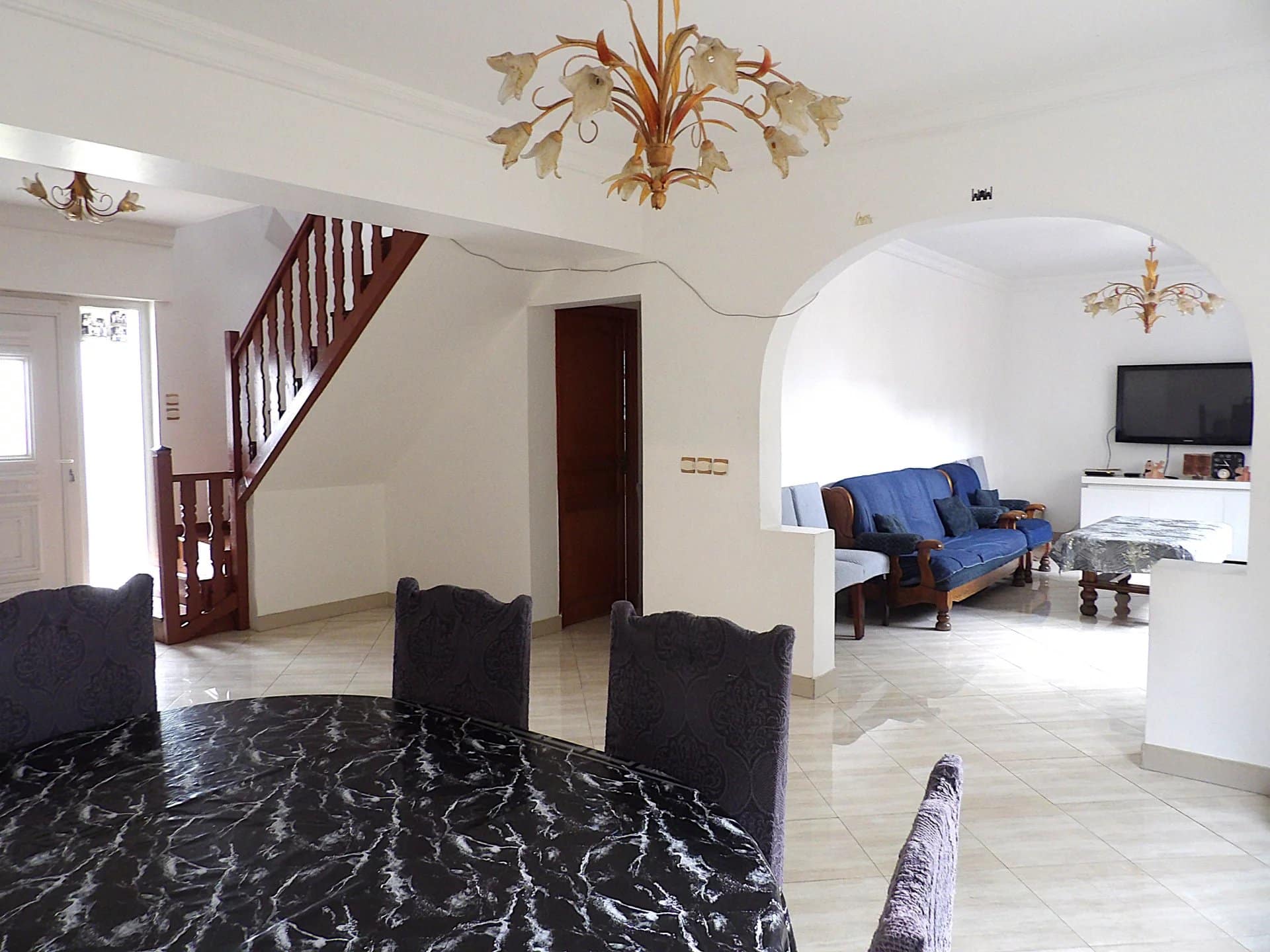 Intérieur d’une maison à Bobigny Intérieur d'une grande maison individuelle avec salle à manger et salon, Bobigny