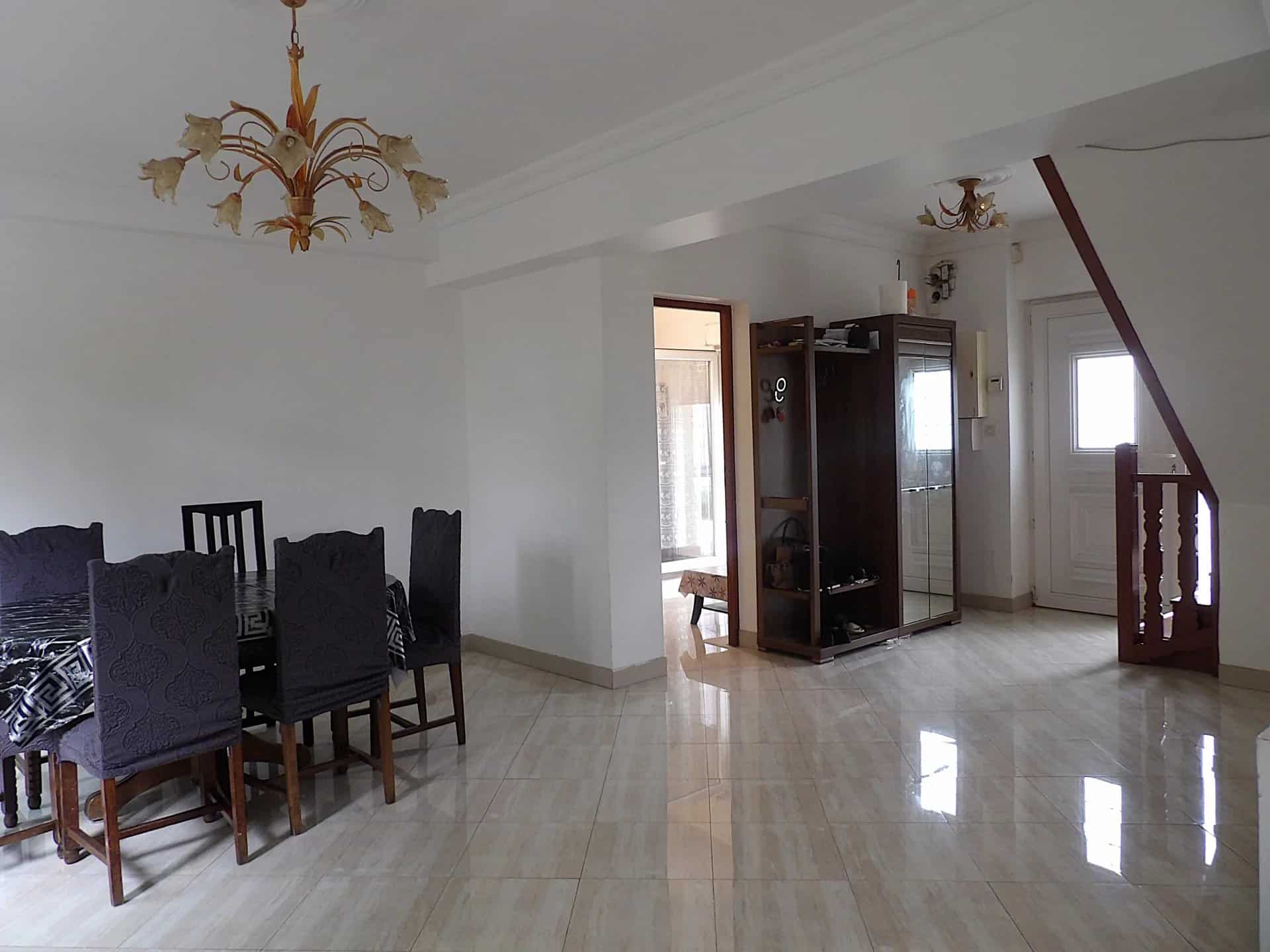 Intérieur d’une maison à Bobigny Intérieur d'une maison individuelle à Bobigny avec salle à manger et entrée.