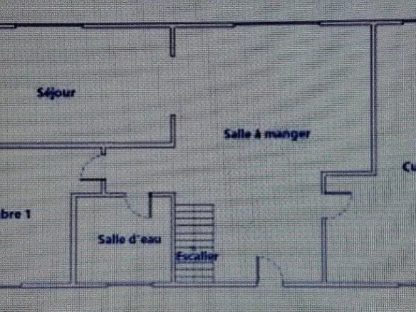 Plan d'une maison individuelle avec 6 chambres, séjour, salle à manger et cuisine.