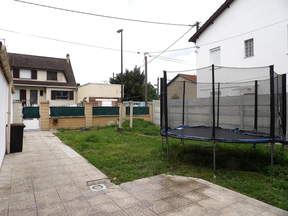 Jardin d'une maison individuelle avec trampoline, clôturé, à Bobigny.