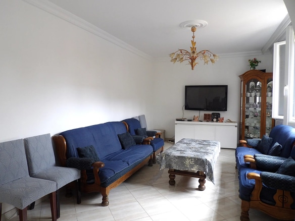 Intérieur d'un salon spacieux avec canapés et télévision dans une maison à Bobigny.