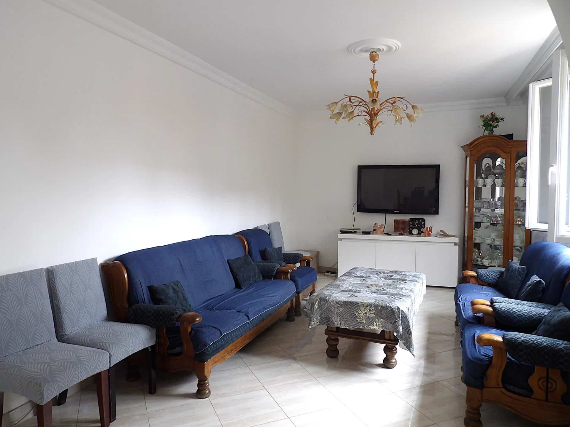 Salon d’une maison à Bobigny Intérieur d'un salon spacieux avec canapés et télévision dans une maison à Bobigny.