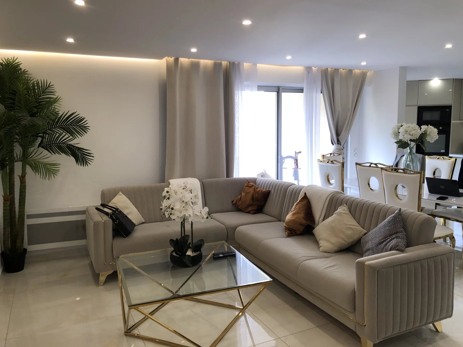 Salon d’un appartement familial à Courbevoie Salon lumineux d'un appartement rénové avec canapé moderne et décoration élégante.