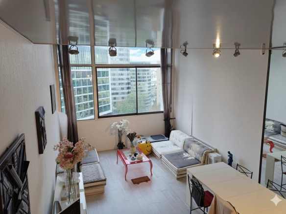 Intérieur lumineux d'un duplex au 5ème étage à Courbevoie, avec salon et salle à manger.