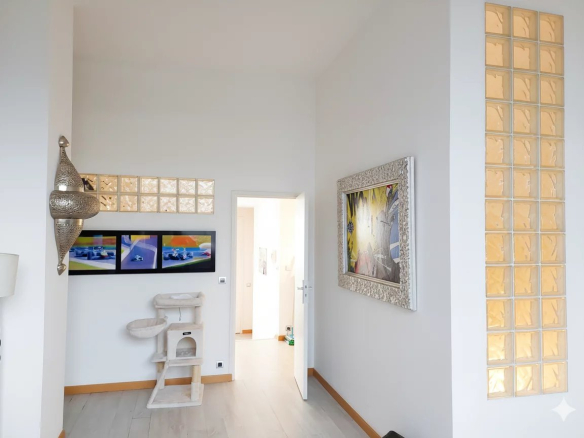 Intérieur d'un duplex lumineux avec décoration moderne et œuvres d'art, situé au 5ème étage à Courbevoie.