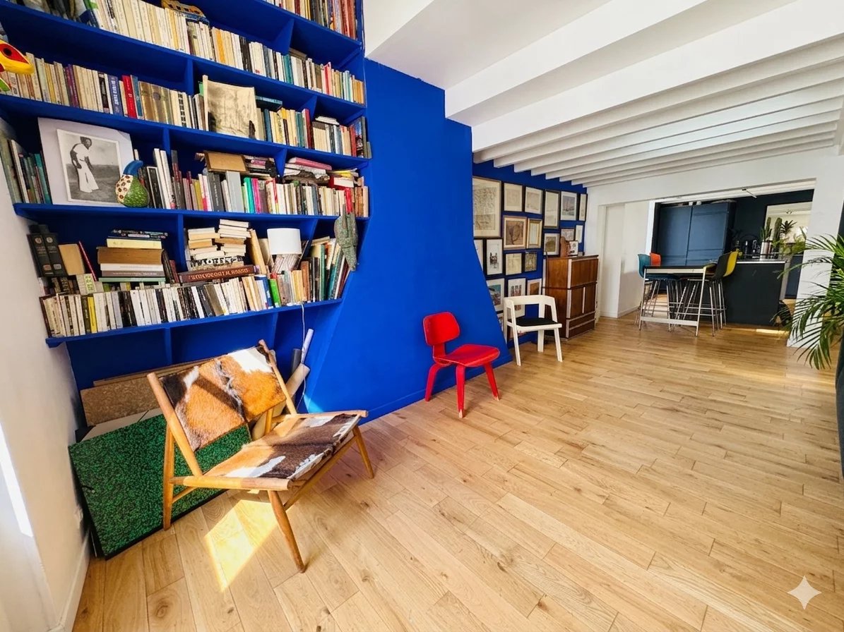 Duplex lumineux à Paris 6ème Intérieur d'un duplex lumineux avec bibliothèque et coin salon, Paris 6ème.