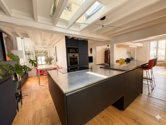 Intérieur d'un duplex moderne avec cuisine ouverte et lumière naturelle à Paris.