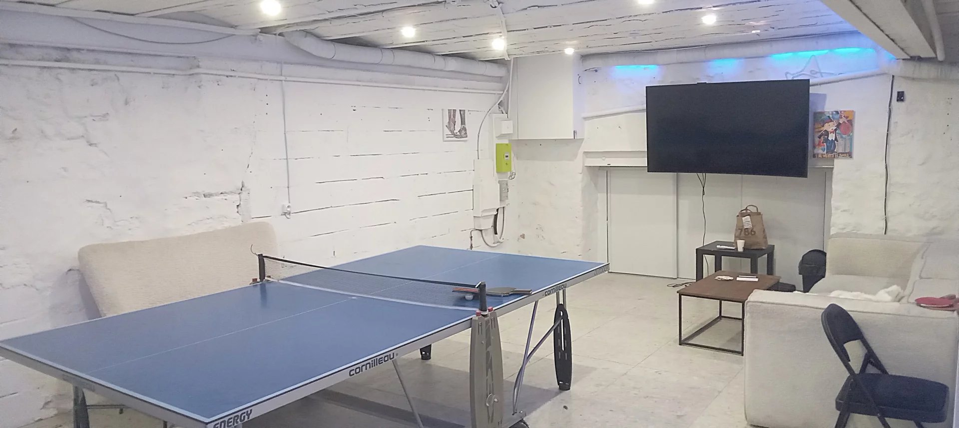 Salle de loisirs dans un ensemble immobilier Salle de loisirs avec table de ping-pong et télévision dans un ensemble immobilier de bureaux à Choisy-le-Roi.