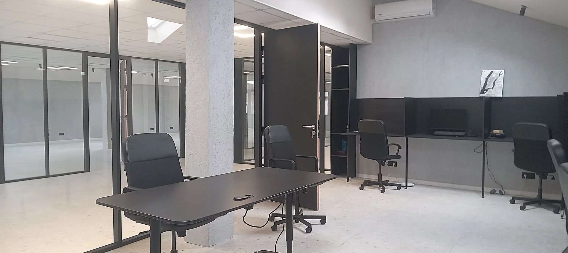 Bureaux modernes à Choisy-le-Roi Bureaux modernes avec tables et chaises dans un espace ouvert à Choisy-le-Roi.