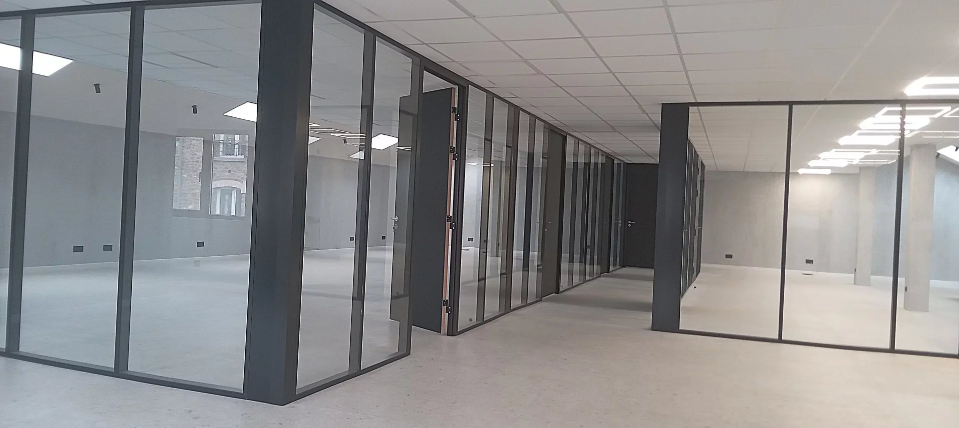 Ensemble immobilier de bureaux à Choisy-le-Roi Intérieur d'un ensemble immobilier de bureaux moderne à Choisy-le-Roi, avec des cloisons vitrées.