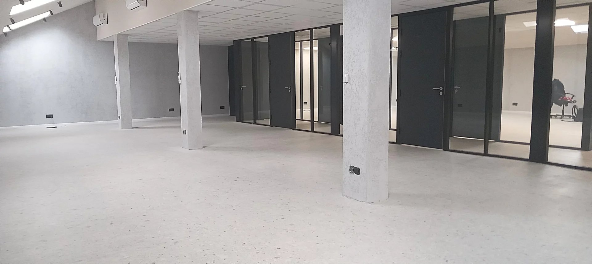 Ensemble immobilier de bureaux à Choisy-le-Roi Intérieur d'un ensemble immobilier de bureaux à Choisy-le-Roi, avec espaces ouverts et bureaux vitrés.