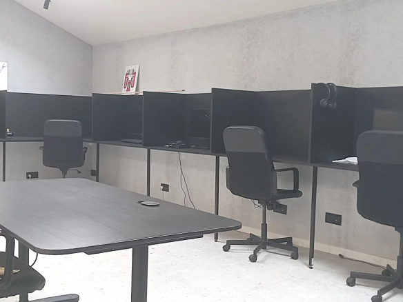Intérieur d'un bureau moderne avec plusieurs postes de travail et chaises, Choisy-le-Roi.