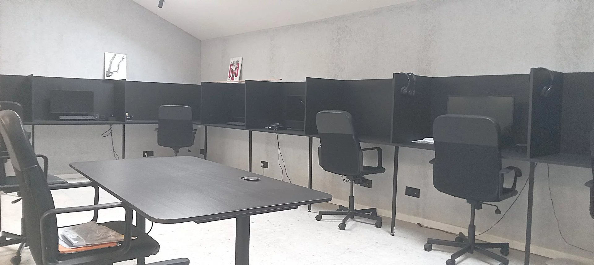 Bureau moderne à Choisy-le-Roi Intérieur d'un bureau moderne avec plusieurs postes de travail et chaises, Choisy-le-Roi.