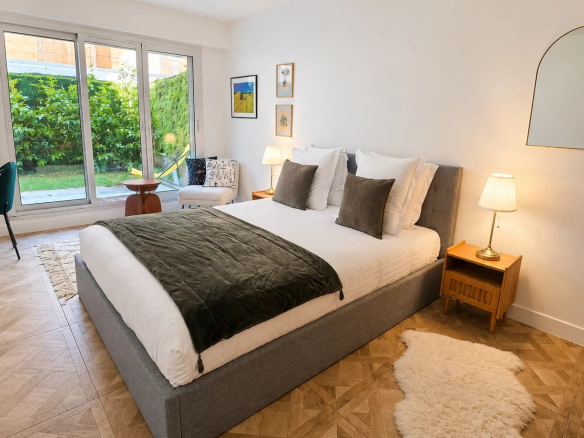 Chambre d'un appartement rénové avec jardin privatif à Paris 18ème.