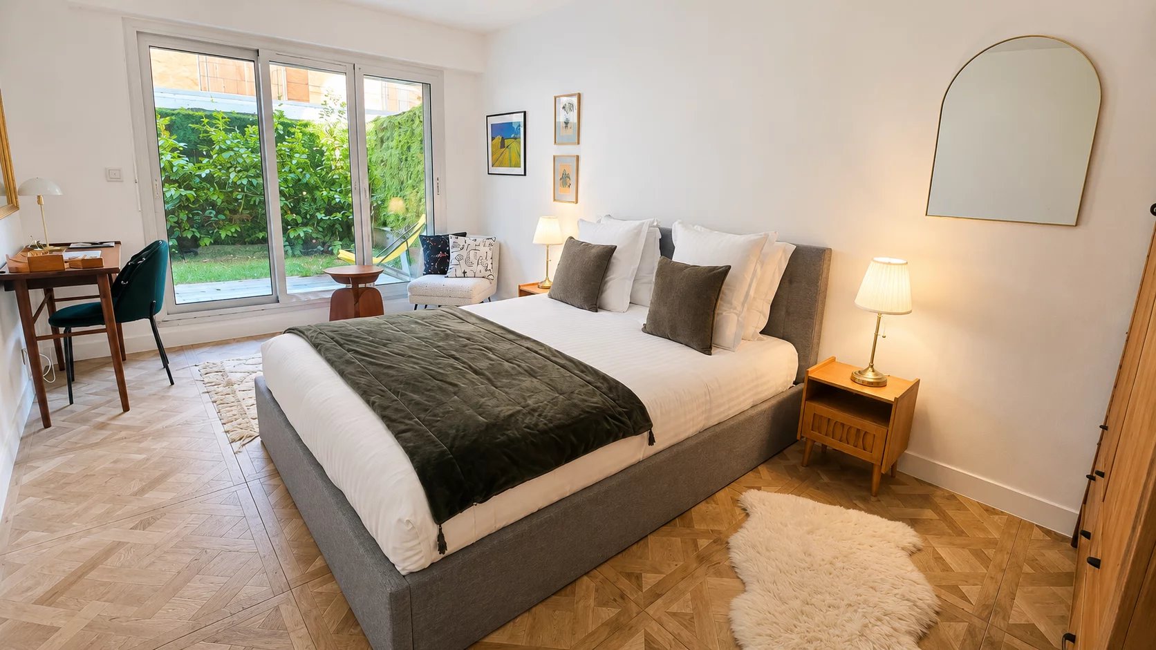 Chambre d'un appartement rénové avec jardin privatif à Paris 18ème.