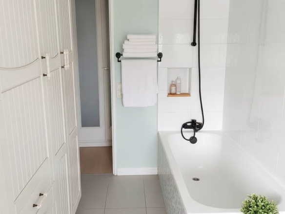 Salle de bain moderne avec baignoire, meuble de rangement et douche à l'italienne.