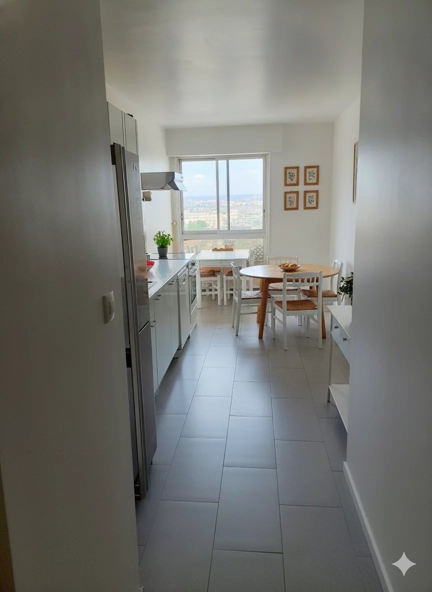 Intérieur duplex Courbevoie Intérieur d'un duplex à Courbevoie avec cuisine et salle à manger lumineuses.