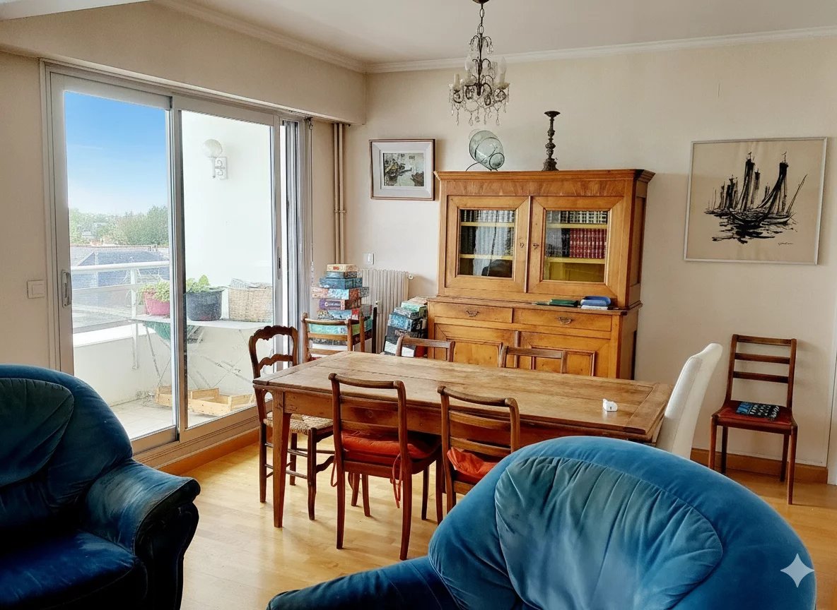 Duplex à Courbevoie Intérieur d'un duplex à Courbevoie avec une salle à manger et un accès à un balcon.