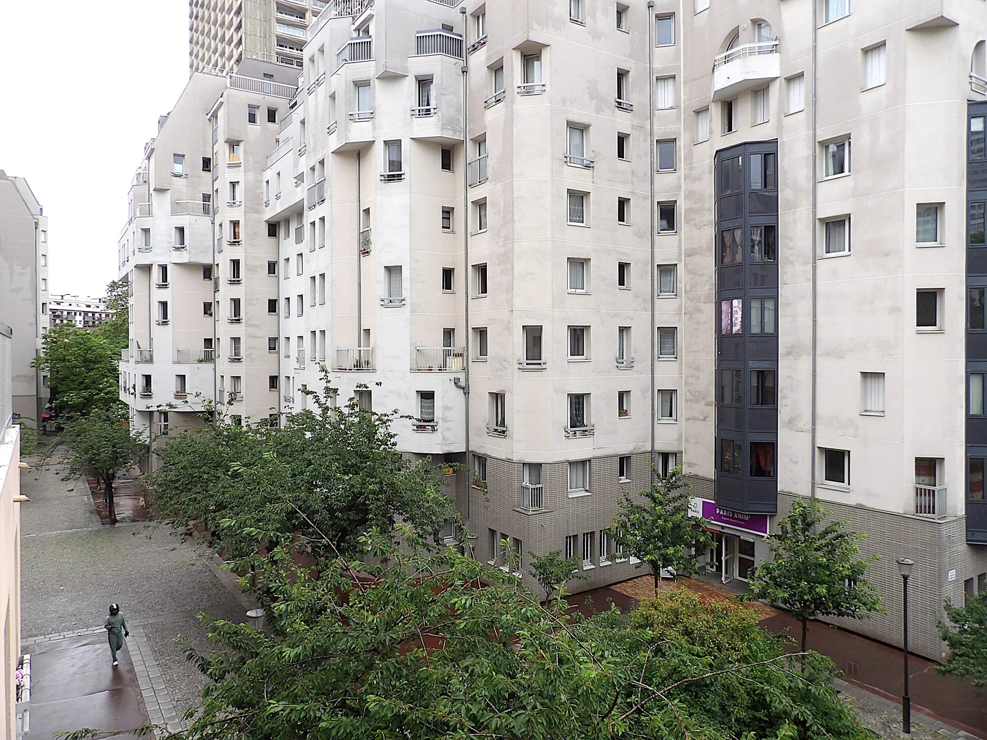 Grand appartement à Paris 13ème Vue d'un grand appartement dans le 13ème arrondissement de Paris, avec balcons et espaces verts.