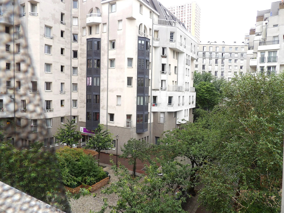 Vue d'un grand appartement avec balconnets et jardin intérieur à Paris 13ème.