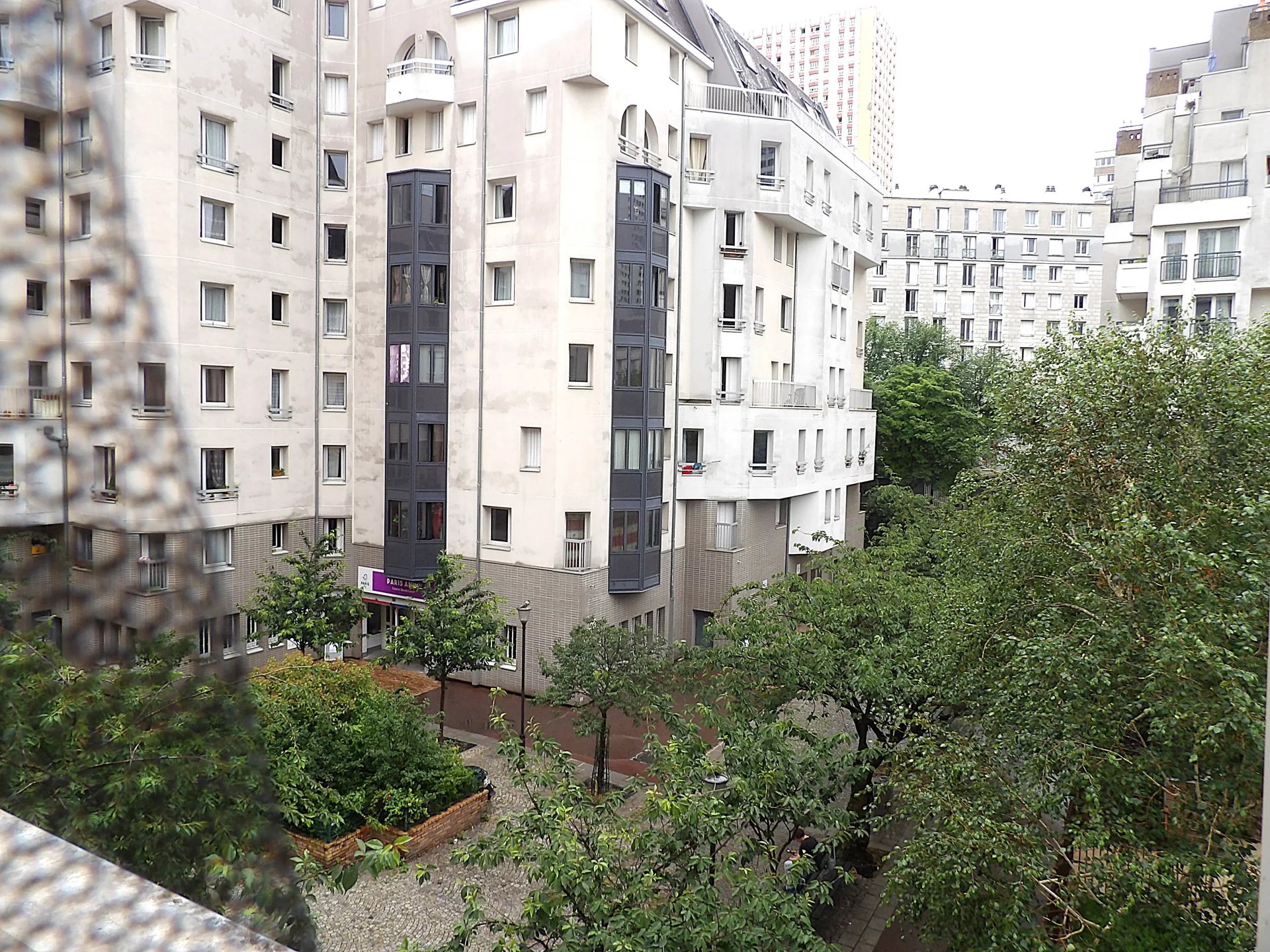 Grand appartement 4 pièces à Paris 13ème Vue d'un grand appartement avec balconnets et jardin intérieur à Paris 13ème.