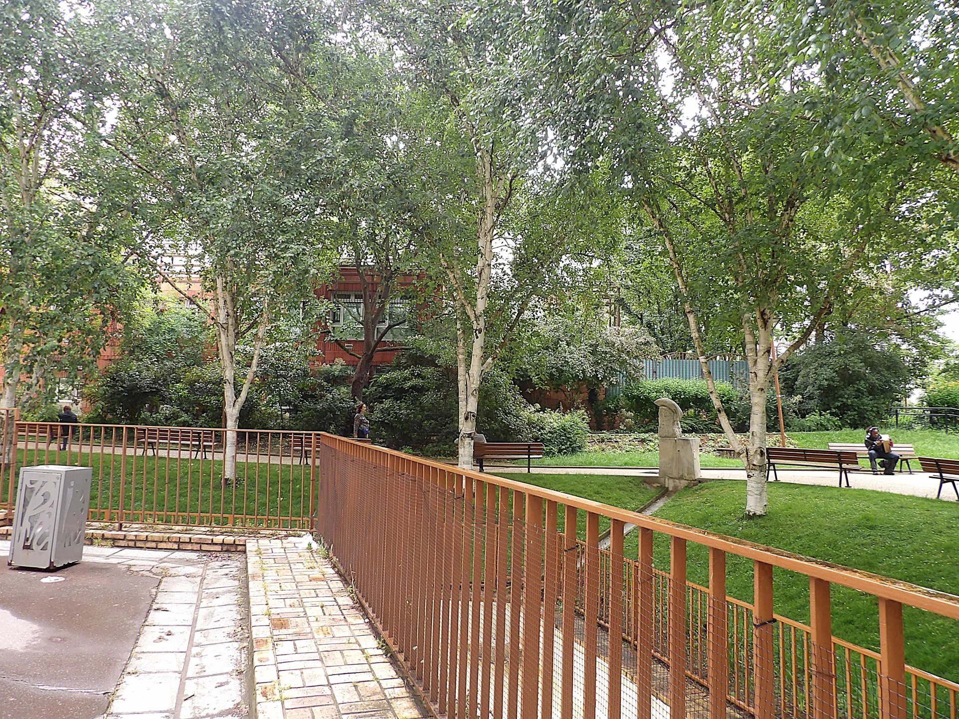 Espace vert à Paris 13ème Espace vert avec des arbres et des bancs, près d'un appartement à Paris 13ème.