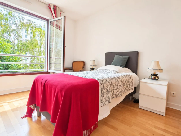 Chambre d'un appartement à Boulogne-Billancourt avec fenêtres et balcon