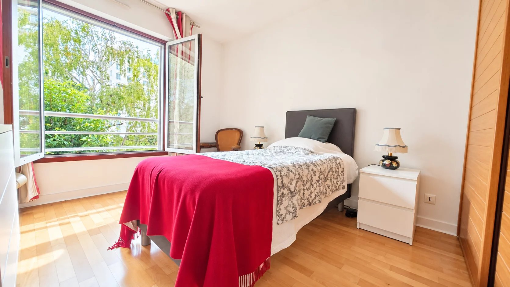 Chambre lumineuse à Boulogne-Billancourt Chambre d'un appartement à Boulogne-Billancourt avec fenêtres et balcon