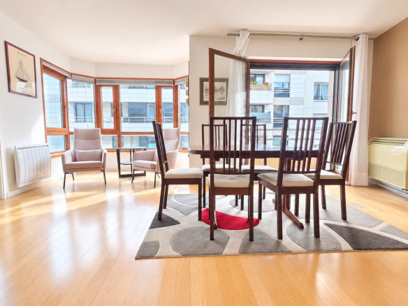Intérieur d'un appartement lumineux avec salle à manger et bow-window à Boulogne-Billancourt.