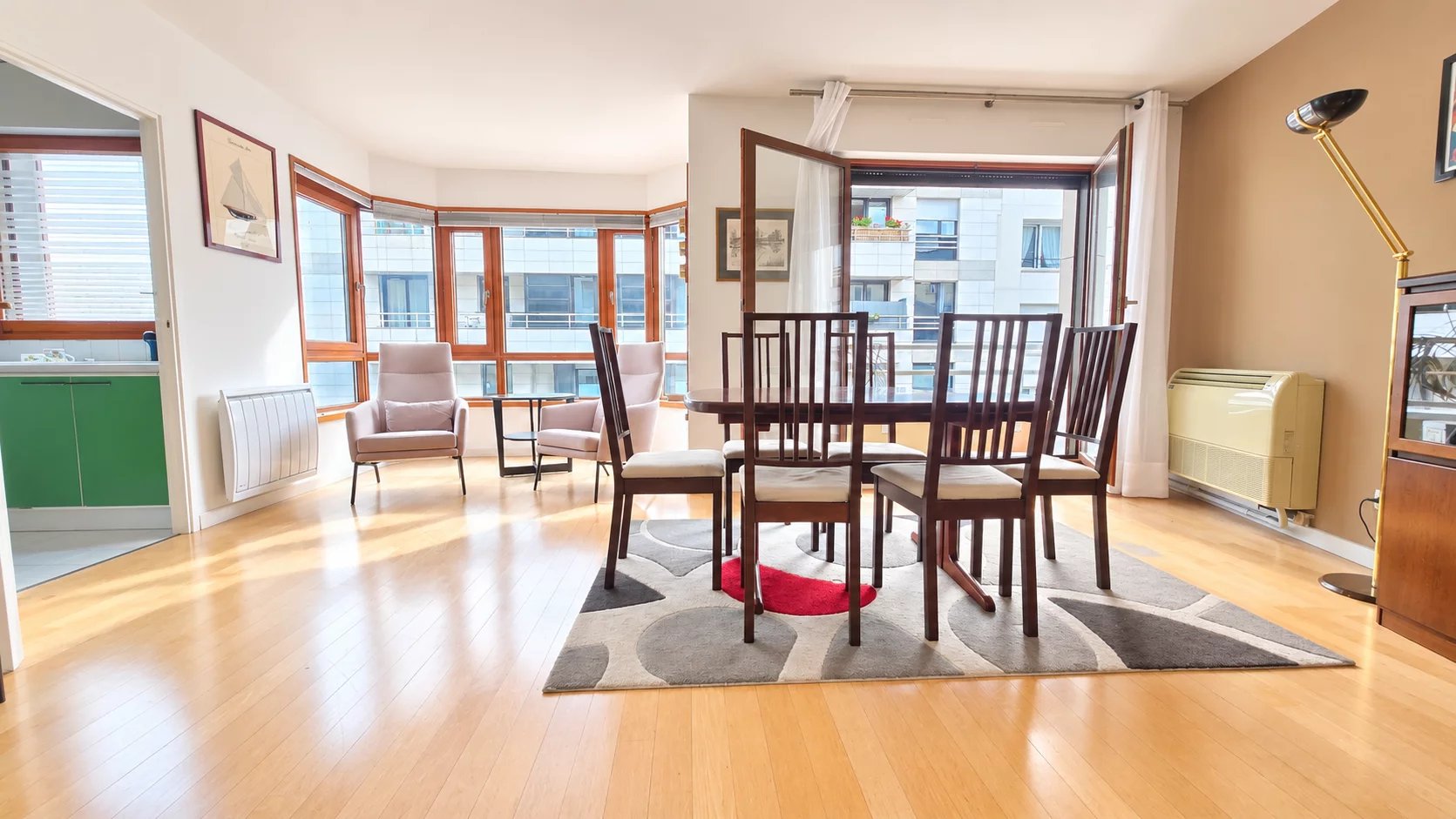 Appartement lumineux à Boulogne-Billancourt Intérieur d'un appartement lumineux avec salle à manger et bow-window à Boulogne-Billancourt.