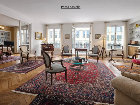 Salon lumineux d'un appartement familial à Paris 17ème avec parquet et mobilier classique.