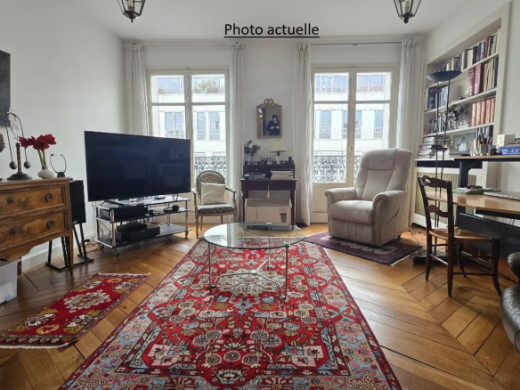 Salon lumineux d'un appartement à Paris 17ème avec parquet et mobilier moderne.