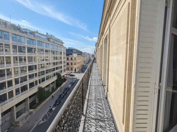 Vue depuis le balcon d'un appartement au 5ème étage à Paris 17ème, montrant la rue et les bâtiments environnants.