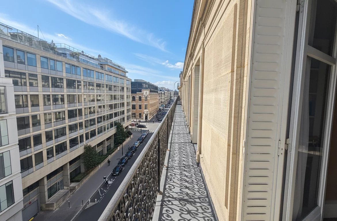 Balcon d’un appartement à Paris 17ème Vue depuis le balcon d'un appartement au 5ème étage à Paris 17ème, montrant la rue et les bâtiments environnants.