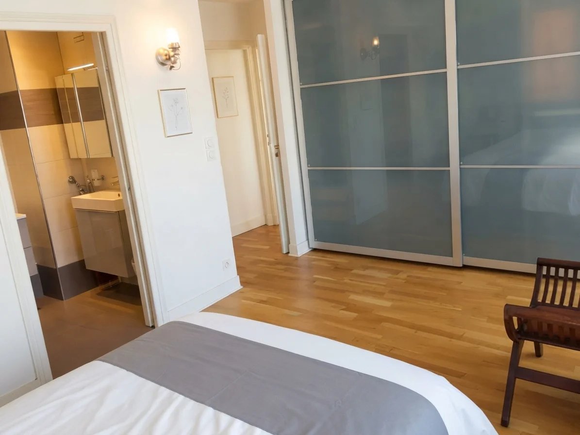 Chambre d’appartement à Courbevoie Chambre d'un appartement à Courbevoie avec parquet et salle de bain attenante.