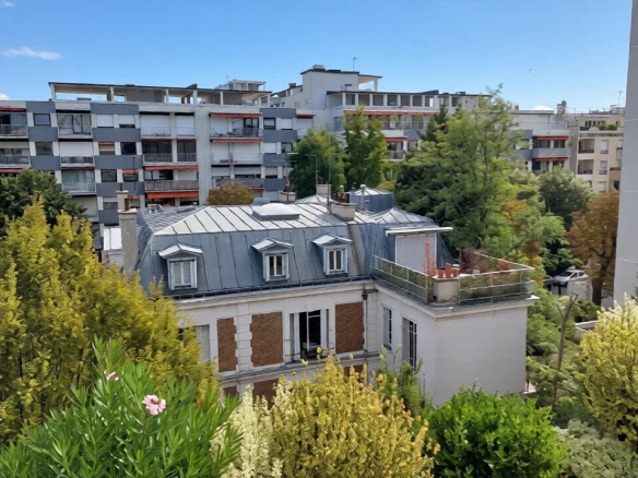 Vue d'un bâtiment résidentiel avec des arbres et des terrasses à Courbevoie.