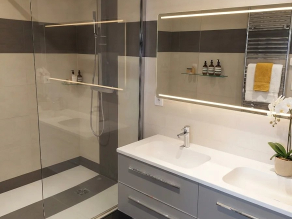 Salle de bain moderne avec douche à l'italienne et double vasque.