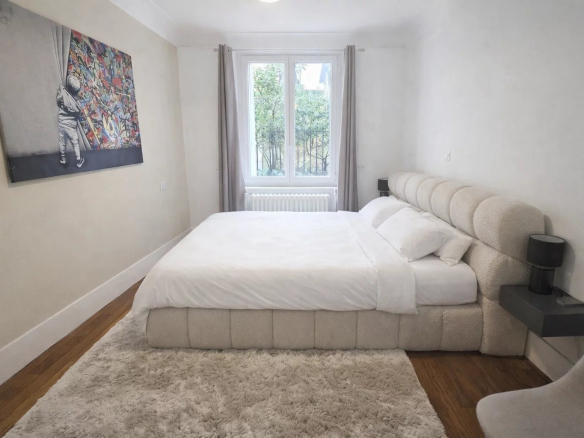 Room in a renovated apartment in Levallois-Perret with a double bed and modern decor.