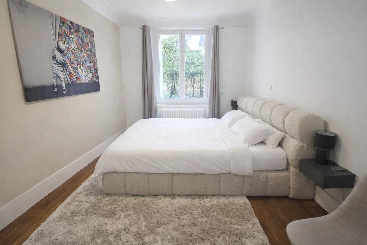 Room in a renovated apartment in Levallois-Perret with a double bed and modern decor.