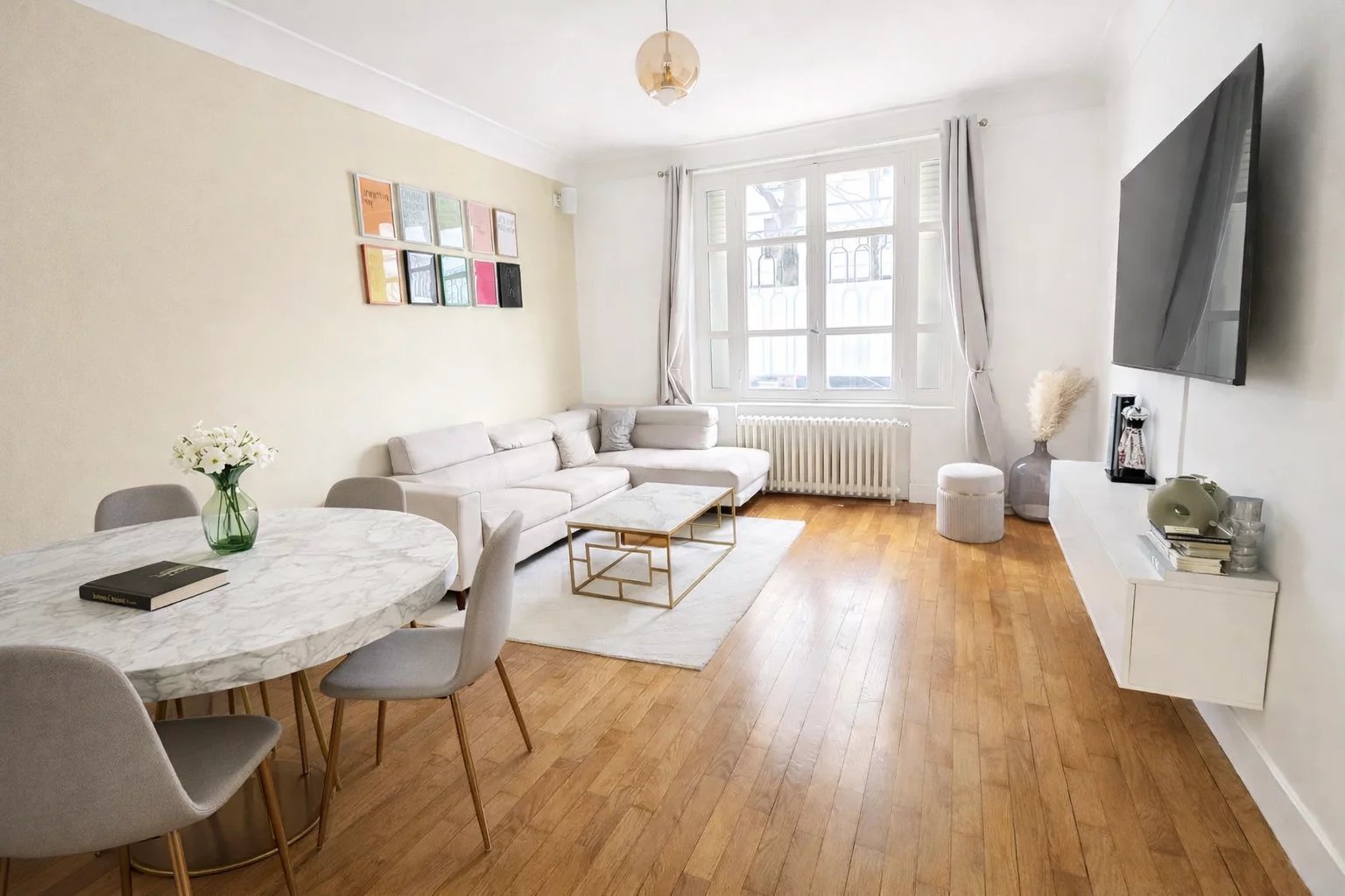 Interior of a bright apartment in Levallois-Perret with living room and dining room.