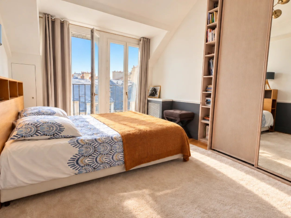 Chambre d'un duplex à Paris 17ème avec vue sur le ciel et balcons.