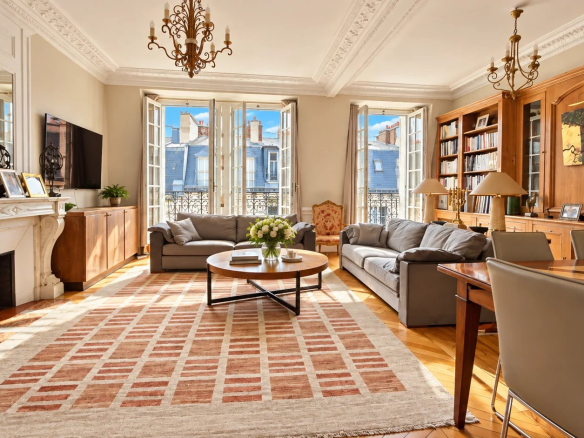 Intérieur d'un duplex lumineux à Paris 17ème, avec salon spacieux et balcons.