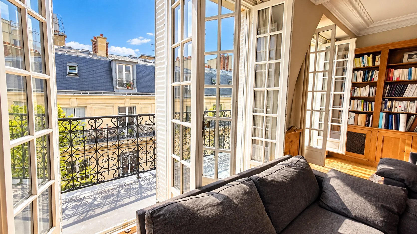 Duplex d’exception à Paris 17ème Intérieur d'un duplex à Paris 17ème avec fenêtres ouvertes et vue sur balcons.
