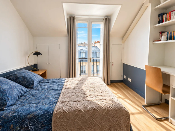 Chambre d'un duplex à Paris 17ème avec fenêtre et bureau