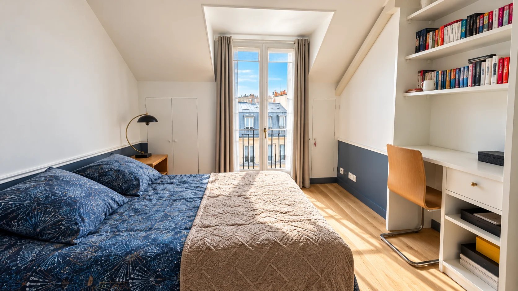Chambre d’un duplex à Paris 17ème Chambre d'un duplex à Paris 17ème avec fenêtre et bureau