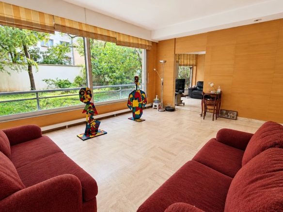 Spacious living room of a family apartment in the 16th arrondissement of Paris with two private gardens.