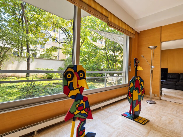 Interior of a family apartment in the 16th arrondissement of Paris with a garden and artistic decorations.