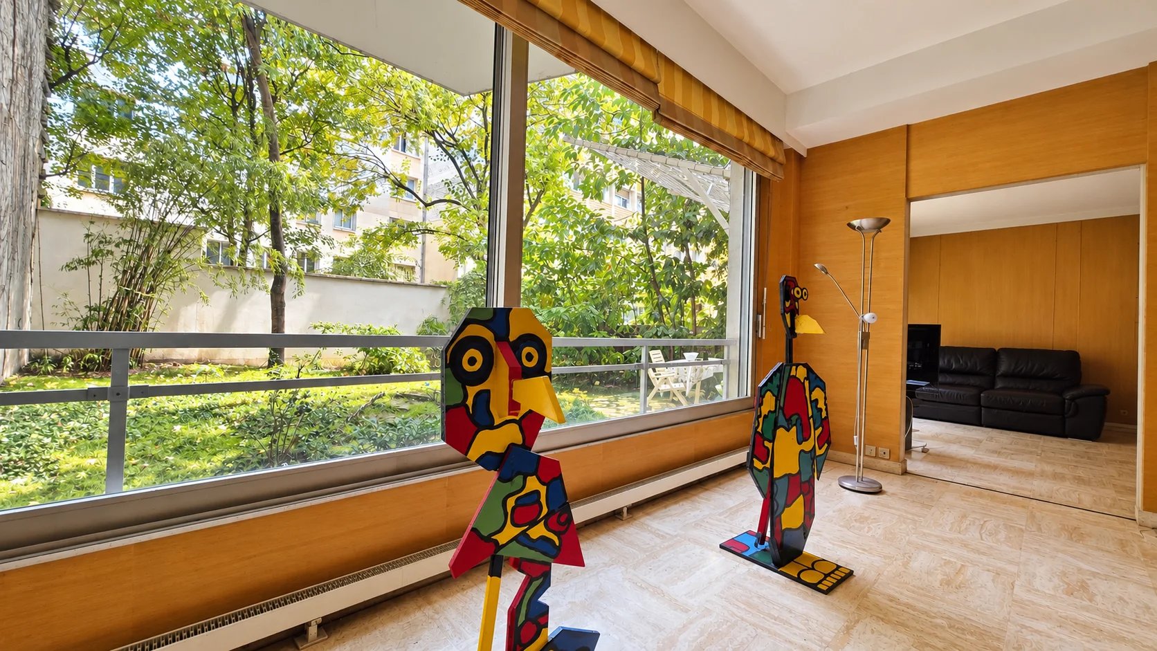 Family apartment in the 16th arrondissement of Paris Interior of a family apartment in the 16th arrondissement of Paris with a garden and artistic decorations.