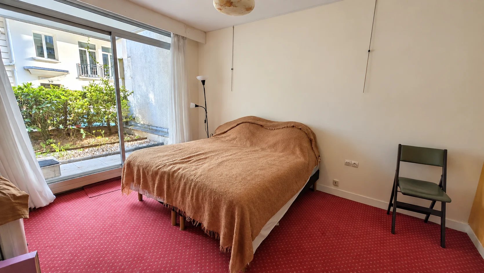 Apartment room in Paris 16th arrondissement Room in an apartment in the 16th arrondissement of Paris with a bed and access to a private garden.