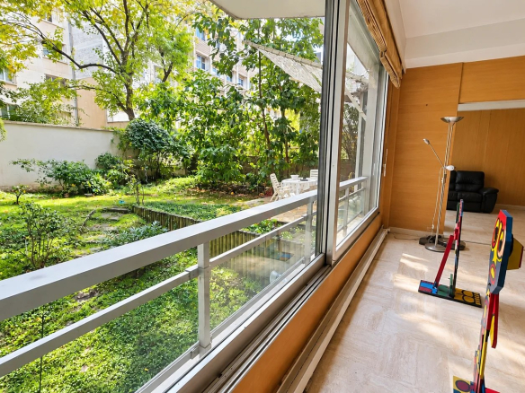Interior view of an apartment with a garden in the 16th arrondissement of Paris, natural light and green space.